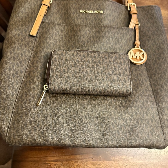 Michael Kors Large East West Tote  with matching wallet . - Picture 2 of 12